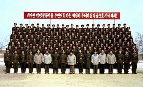 Trong bức ảnh này, được KCNA đăng tải ngày 18/1/2009, ông Kim Jong-ul (giữa, đeo kính) chụp ảnh cùng các chiến sĩ khi ông thị sát một tiểu đội thuộc Đơn vị 2752 Quân đội Nhân dân Triều Tiên tại một địa điểm không được tiết lộ.